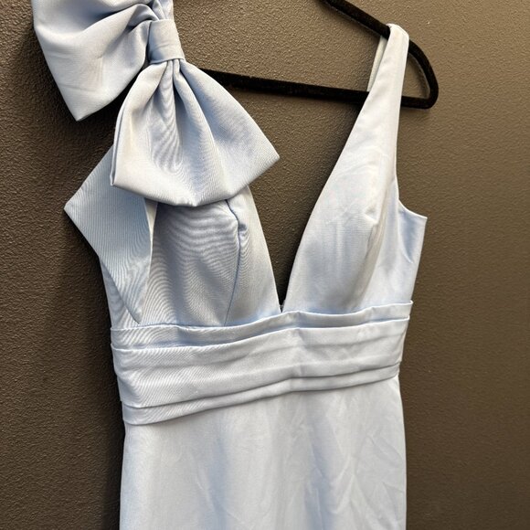 Never worn Light Blue Bow-Shoulder Gown - Size 4 - Picture 6 of 10